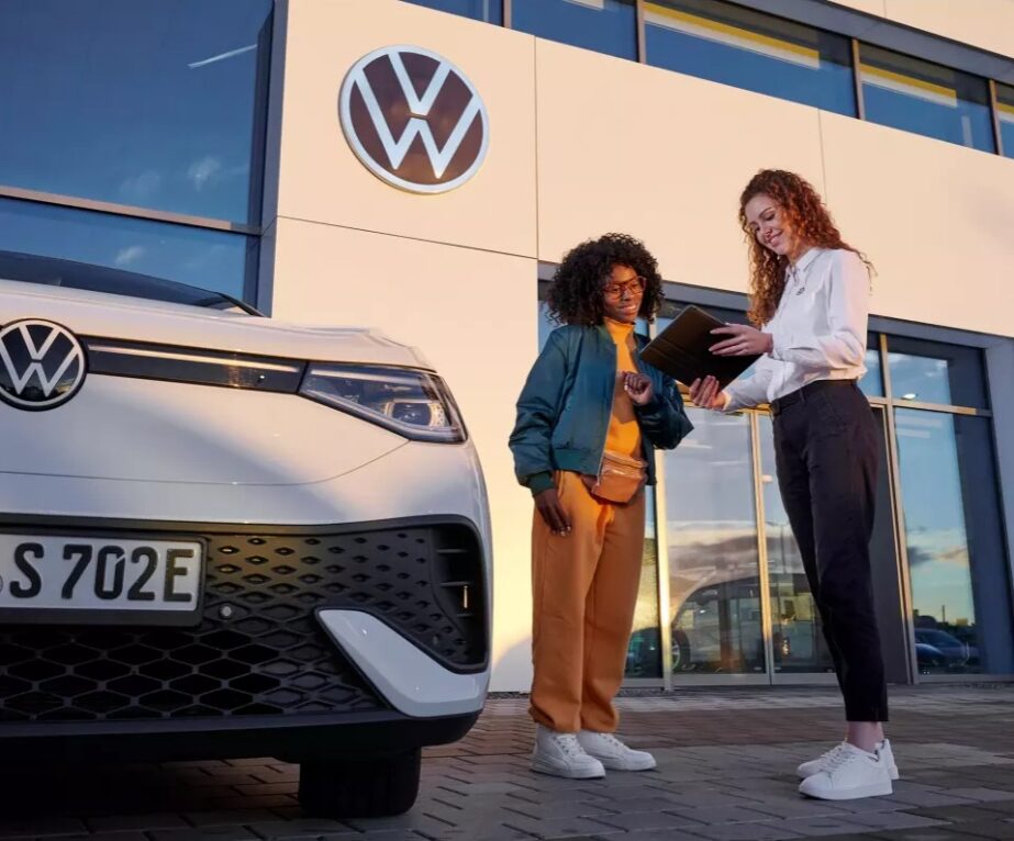 Auszubildende führt ein Kundengespräch