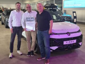 Ein starkes Team für Top-Zufriedenheit: VW-Bezirksmanager Christian Michels (Mitte) überreicht die Auszeichnung an Geschäftsführer Markus Krause (rechts) und Verkaufsleiter Jürgen Stevermann (links).