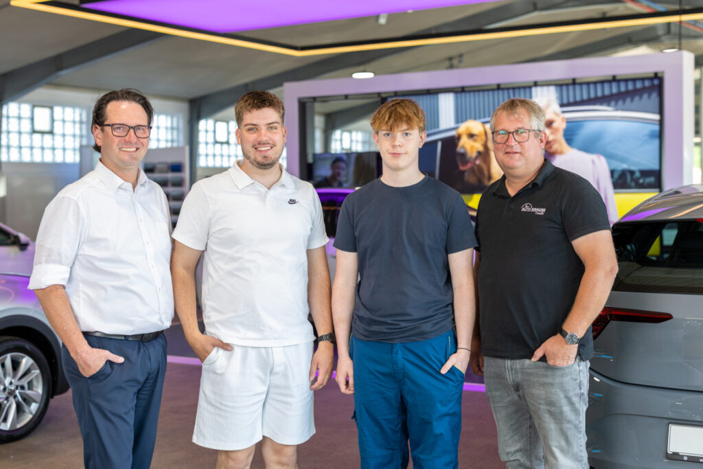 Im kaufmännischen Bereich startet Ben Hüntemann seine Ausbildung. In unserer Werkstatt begrüßen wir Tim Lausemann. Er wird künftig sein technisches Können bei uns weiterentwickeln.