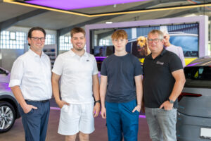 Im kaufmännischen Bereich startet Ben Hüntemann seine Ausbildung. In unserer Werkstatt begrüßen wir Tim Lausemann. Er wird künftig sein technisches Können bei uns weiterentwickeln.